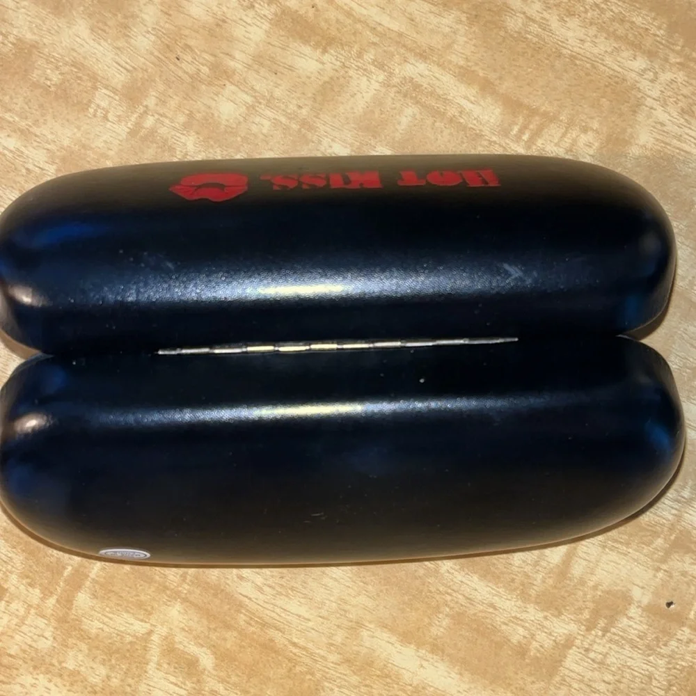 Hot 💋 Kiss eye wear case